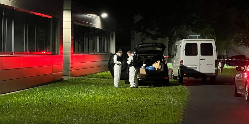 Einsatzkräfte auf dem Gelände eines Schulzentrums. - Foto: Höfig/NEWS5/dpa