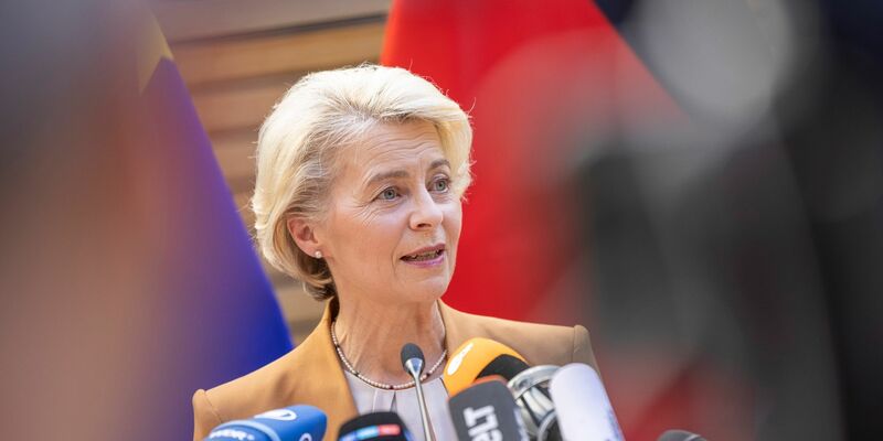 EU-Kommissionspräsidentin Ursula von der Leyen fliegt zu ihren Terminen auch im Linienflugzeug, wie die Brüsseler Behörde betont. - Foto: Thomas Banneyer/dpa
