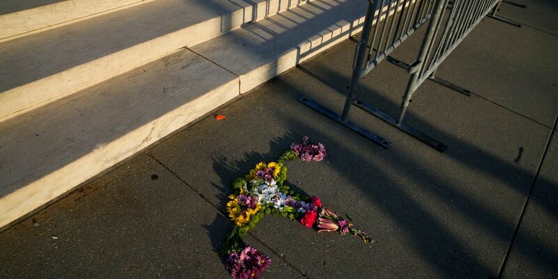 Blumen in Form einer Gebärmutter liegen vor den Stufen des Obersten Gerichtshofs in Washington. - Foto: Jacquelyn Martin/AP