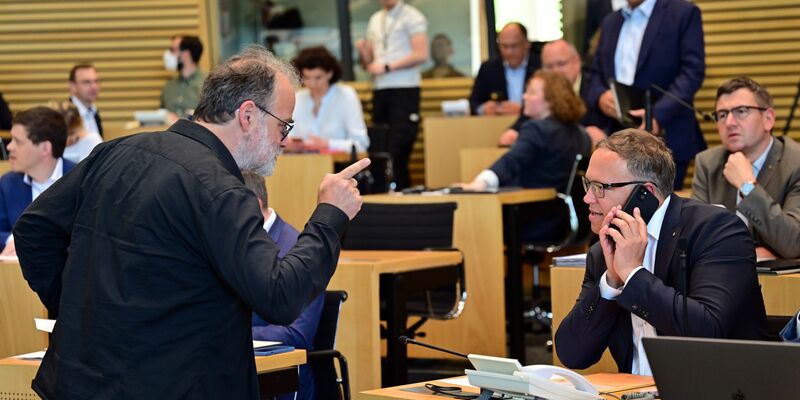 Linken-Fraktionsvorsitzender Steffen Dittes (l) und CDU-Fraktionsvorsitzender Mario Voigt im Plenarsaal des Thüringer Landtags. - Foto: Martin Schutt/dpa