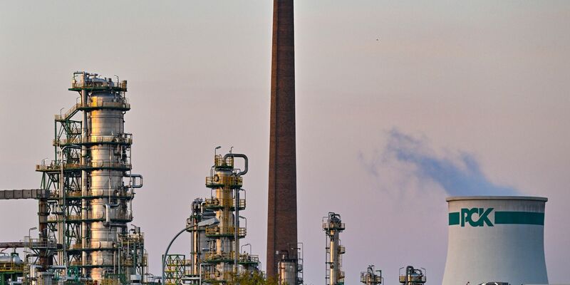 Die Raffinerie in Schwedt in der Uckermark versorgt große Teile des Nordostens Deutschlands mit Treibstoff. - Foto: Patrick Pleul/dpa