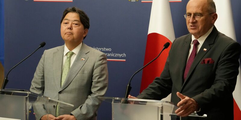 Japans Außenminister Yoshimasa Hayashi (l) gibt vor seinem Überraschungsbesuch in der Ukraine eine Pressekonferenz mit seinem polnischen Amtskollegen Zbigniew Rau in Warschau. - Foto: Czarek Sokolowski/AP/dpa