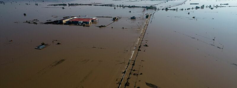 Überschwemmtes Gebiet in der Nähe des Dorfes Itea (Thessalien). - Foto: Yorgos Karahalis/dpa