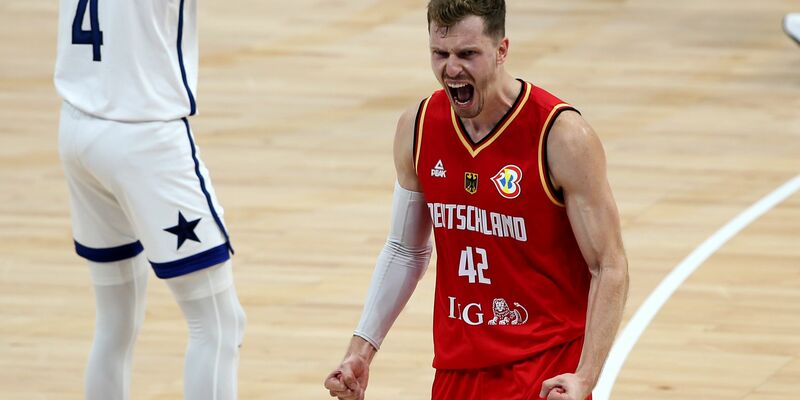 Deutschlands Andreas Obst (M) zeigte beim WM-Spiel gegen die USA eine überragende Leistung. - Foto: Matthias Stickel/dpa