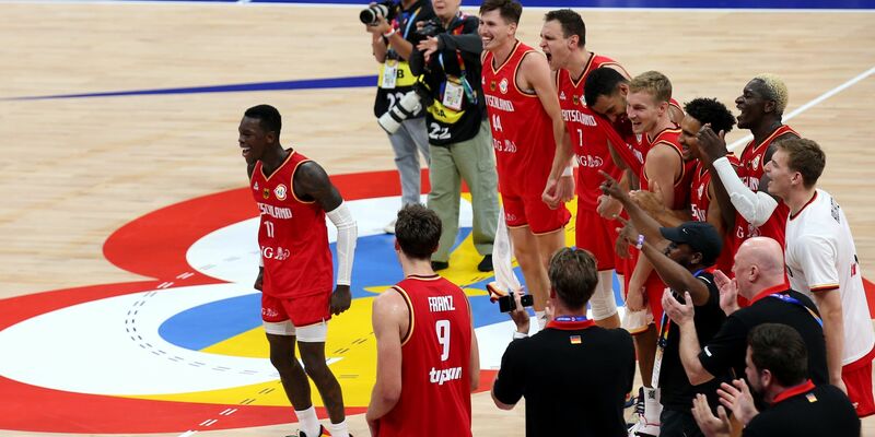 Die deutschen Basketballer begeistern bei der WM. - Foto: Matthias Stickel/dpa