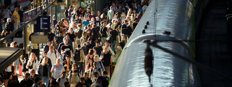 Fahrgäste steigen an einem Fernverkehrsbahnsteig auf dem Hamburger Hauptbahnhof in einen Zug nach Köln ein. - Foto: Gregor Fischer/dpa