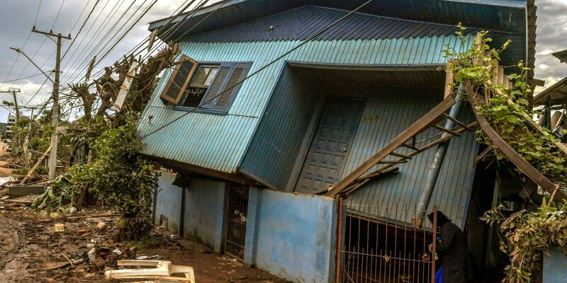 Ein zerstörtes Haus: Die Zahl der Toten ist nach den schweren Unwettern im Süden Brasiliens weiter gestiegen. - Foto: Wesley Santos/AP