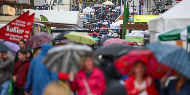 Knapp die Hälfte (46 Prozent) der Befragten in eine Erhebung des Umfrageinstituts Forsa glaubt, in zehn Jahren etwas oder deutlich schlechter zu leben als heute. - Foto: Jan Woitas/dpa