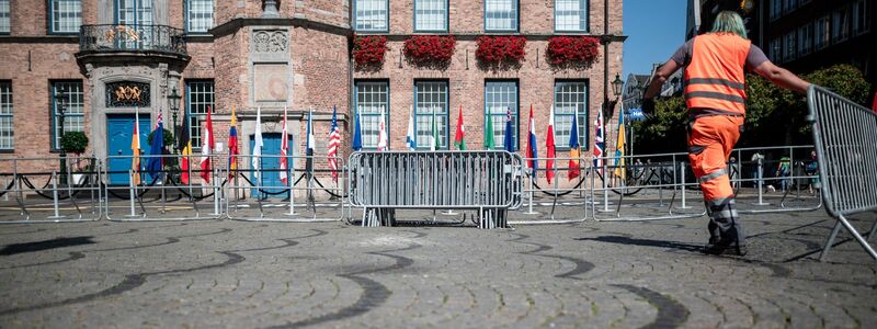 Absperrgitter werden vor dem Rathaus kurz vor dem Besuch von Prinz Harry anlässlich der Eröffnung der 6. Invictus Games aufgestellt. - Foto: Fabian Strauch/dpa