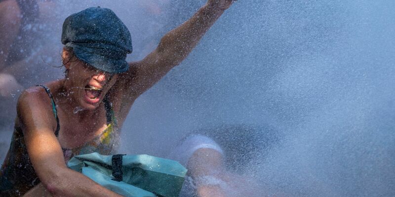 Eine Aktivistin während des Klimaprotests, organisiert von der Umweltschutzbewegung Extinction Rebellion. - Foto: Peter Dejong/AP/dpa