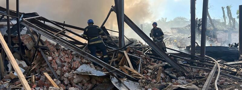 Rettungskräfte arbeiten in Krywyj Rih nach einem Angriff daran, einen Brand zu löschen. - Foto: Uncredited/Ukrainian Emergency Service/AP/dpa