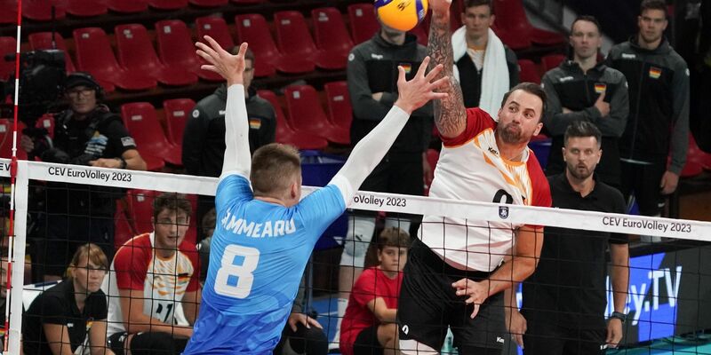 Will Deutschlands Volleyballer zu Olympia nach Paris schmettern: Georg Grozer (hinten). - Foto: Loris Cerquiglini/LiveMedia/DPPI/dpa
