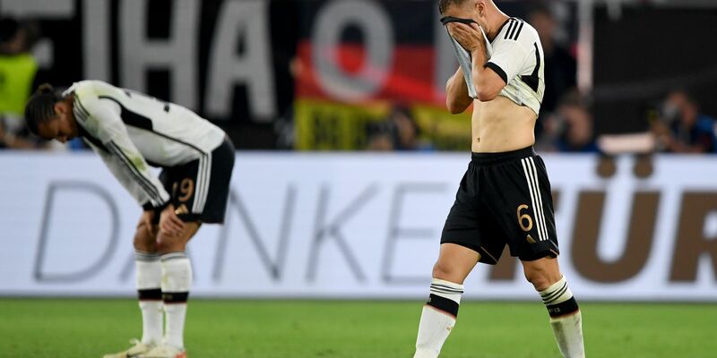 Joshua Kimmich (r) geht nach dem Spiel über Platz. - Foto: Swen Pförtner/dpa