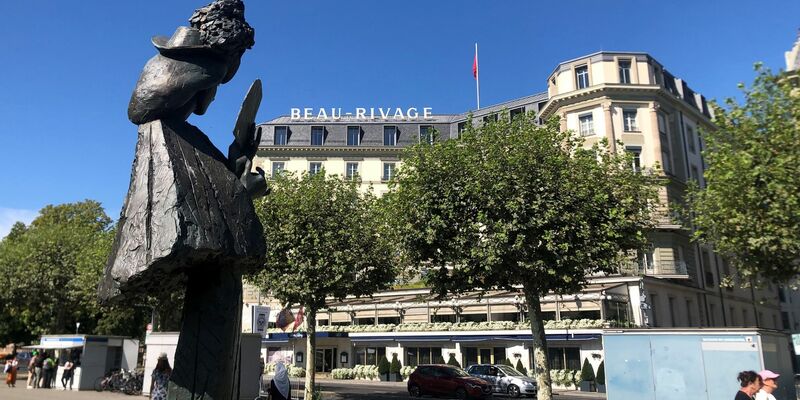 Das Sisi-Denkmal am Ufer des Genfer Sees, wo die österreichische Kaiserin 1898 ermordet wurde. - Foto: Christiane Oelrich/dpa