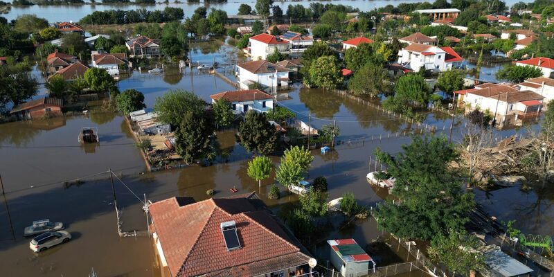 Blick auf die überschwemmte Stadt Palamas. - Foto: Vaggelis Kousioras/AP/dpa