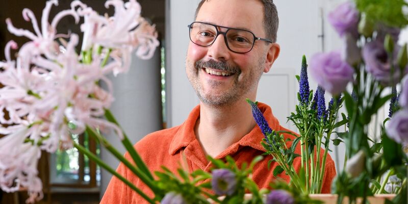 Der Florist Nicolaus Peters hat Floristik-Weltmeisterschaft in England gewonnen. - Foto: Jens Kalaene/dpa
