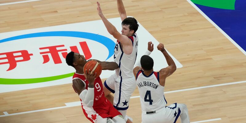 Die Kanadier um RJ Barrett (l) setzten sich gegen die US-Amerikaner um Austin Reaves (M.) und Tyrese Haliburton durch. - Foto: Aaron Favila/AP/dpa