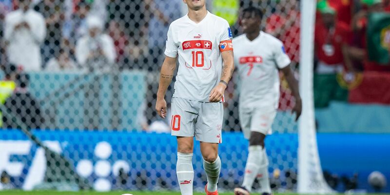 Der Schweizer Kapitän Granit Xhaka (l) fand klare Worte. - Foto: Tom Weller/dpa