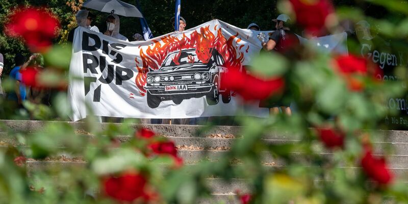 Aktivisten halten ein Banner bei der Abschlussdemonstration gegen die Automesse IAA MOBILITY 2023. - Foto: Stefan Puchner/dpa