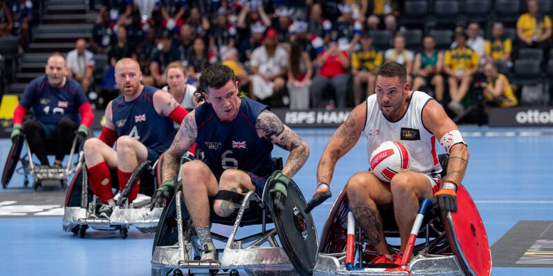 Die Mannschaften von Frankreich (weiß) und Großbritannien (blau) treten im Rollstuhl-Rugby gegeneinander an. - Foto: Christoph Reichwein/dpa