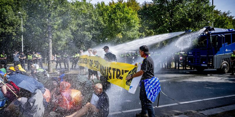 Einsatz von Wasserwerfern gegen Klimaaktivisten, die eine Straße blockieren. - Foto: Robin Utrecht/ANP/dpa