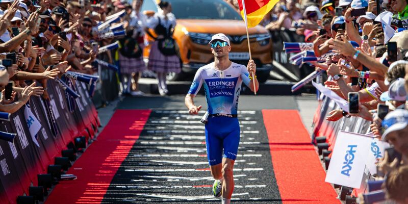Patrick Lange jubelt im Ziel über WM-Silber. - Foto: Ingo Kutsche/dpa