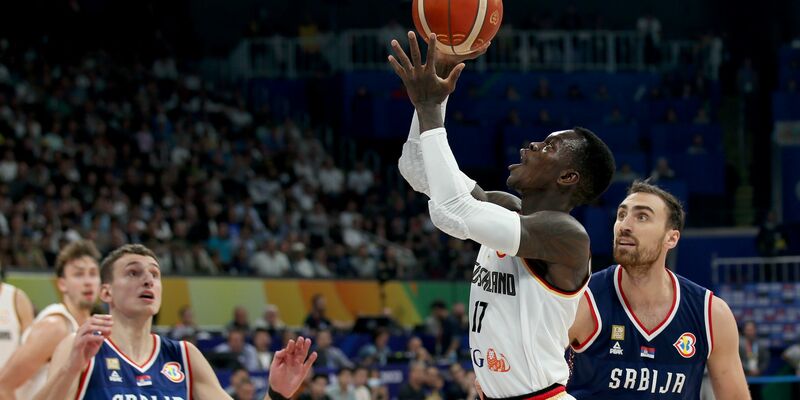 Deutschlands Dennis Schröder (2.v.r) beim Wurf gegen Serbiens Nikola Milutinov. - Foto: Matthias Stickel/dpa