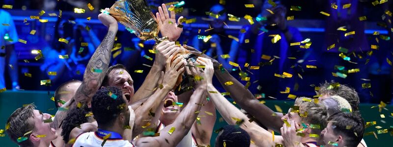 Die Deutsche Basketball-Nationalmannschaft feiert mit dem WM-Pokal. Im Finale besiegte das Team Serbien. - Foto: Michael Conroy/AP/dpa