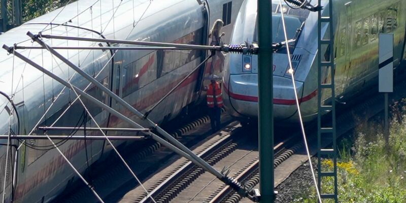 Die Evakuierung von Passagieren aus einem ICE nach einem Oberleitungsschaden bei Frankfurt. - Foto: Marvin Filipovic/5VISION.NEWS/dpa