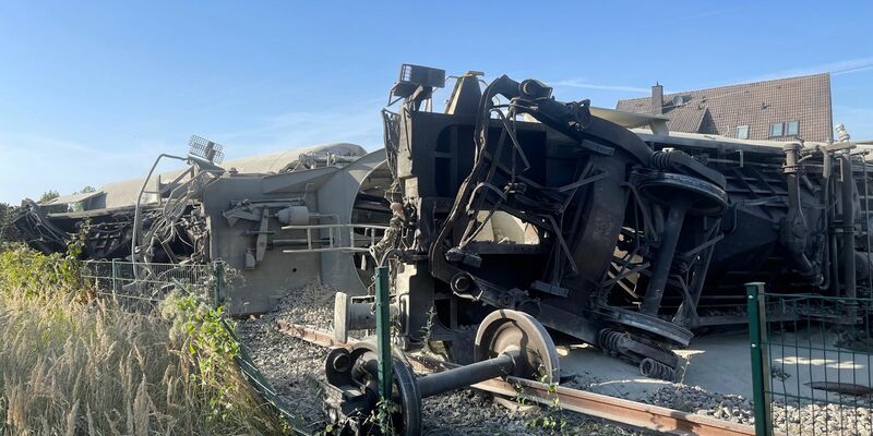 Teile des entgleisten Güterzuges: Das Unglück ereignete sich an einer Abzweigung von einer Hauptstrecke. - Foto: Christian Müller/Westfalennews/dpa