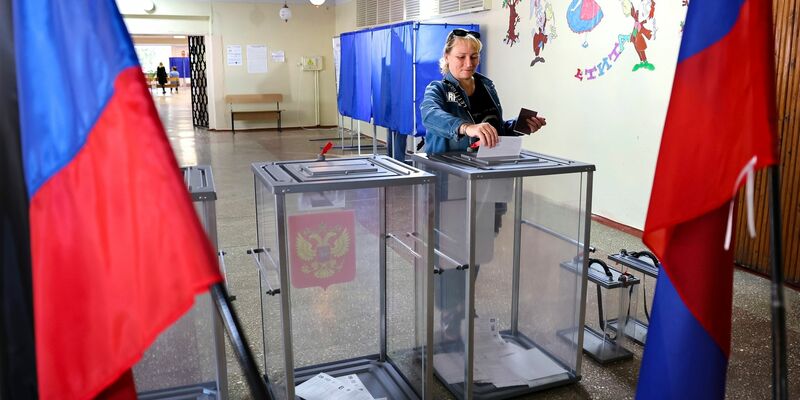 Eine Frau gibt in einem Wahllokal in Donezk ihre Stimme ab. - Foto: AP/dpa