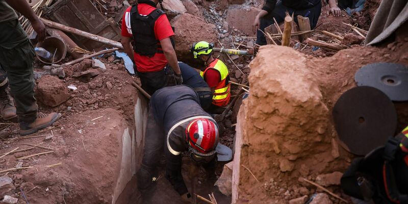 Rettungskräfte suchen in der Stadt Ouirgane nach Überlebenden. - Foto: Khaled Nasraoui/dpa