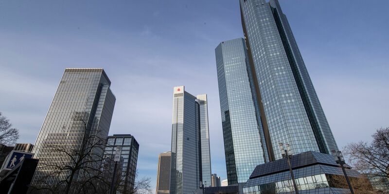 Blick auf die Zentrale der Deutschen Bank (r) im Frankfurter Bankenviertel. - Foto: Helmut Fricke/dpa