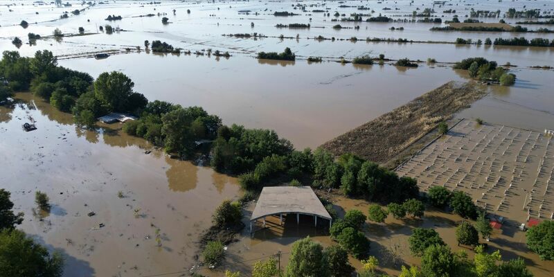 Hochwasser und Schlamm prägen die überfluteten Gebiete in Mittelgriechenland. - Foto: Vaggelis Kousioras/AP