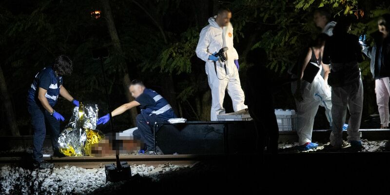 Rettungskräfte arbeiten an der Unglücksstelle, wo eine Gruppe Menschen von einem Zug erfasst wurde. - Foto: Lorena Sopêna/EUROPA PRESS/dpa