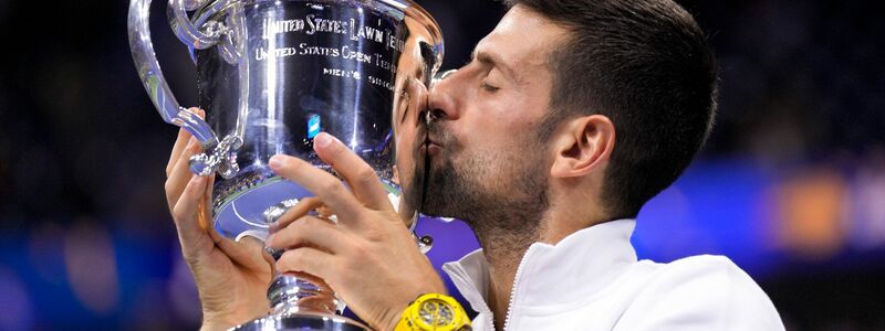 Novak Djokovic küsst die US-Open-Trophäe. - Foto: Manu Fernandez/AP/dpa