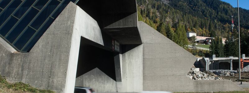 Ein Auto verlässt das Südportal des Gotthard-Straßentunnels - aktuell ist dieser gesperrt. - Foto: Alessandro Crinari/KEYSTONE/TI-PRESS/dpa