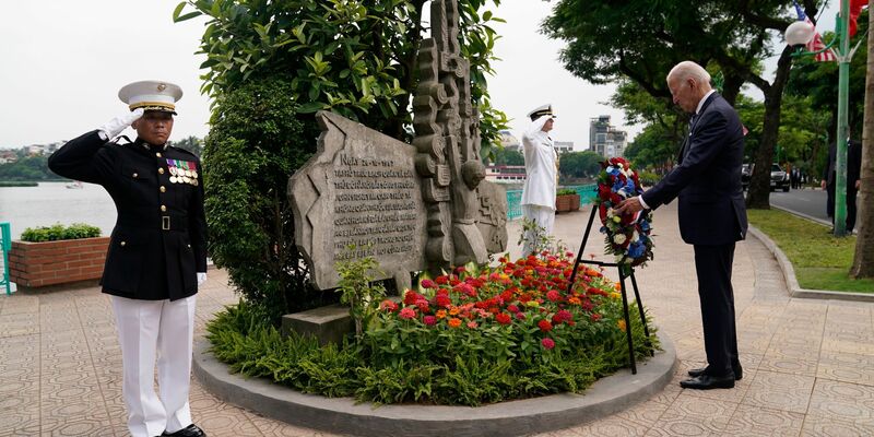 US-Präsident Joe Biden besucht das John Sidney McCain III Memorial. - Foto: Evan Vucci/AP/dpa