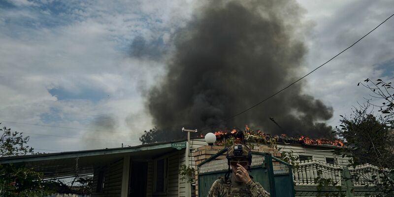 Ein ukrainischer Soldat geht an einem Haus vorbei, das nach einem Beschuss in der Nähe der Frontlinie abgebrannt ist. Russland führt seit Februar 2022 Krieg gegen die Ukraine. - Foto: LIBKOS/AP/dpa