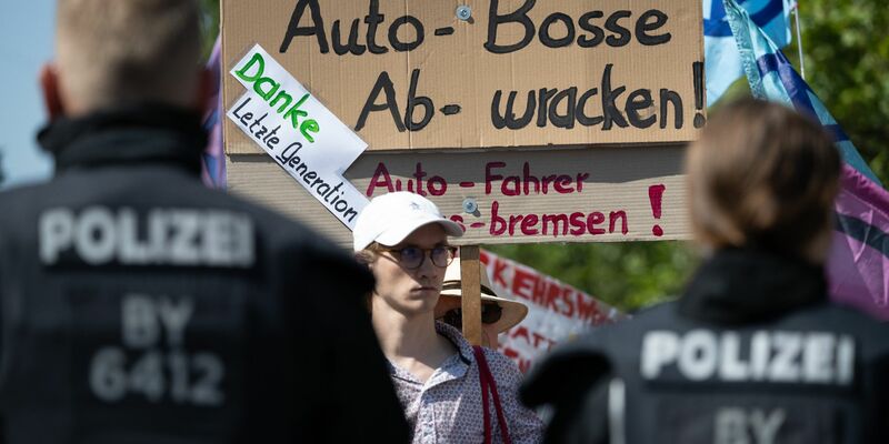Aktivisten bei der Abschlussdemonstration gegen die Automesse IAA 2023 in München. - Foto: Stefan Puchner/dpa