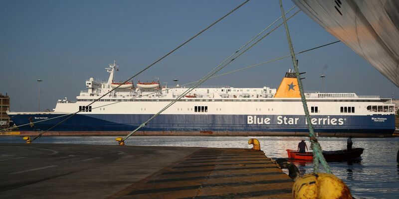 Die Fähre «Blue Horizon» wird nach dem tragischen Tod in den Medien «Schiff der Schande» genannt. - Foto: Thanassis Stavrakis/AP/dpa