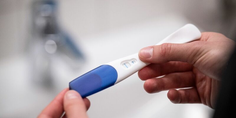 Ein Schwangerschaftsabbruch in den ersten zwölf Wochen bleibt straffrei, wenn die Frau sich zuvor beraten lässt. - Foto: Hannes P. Albert/dpa