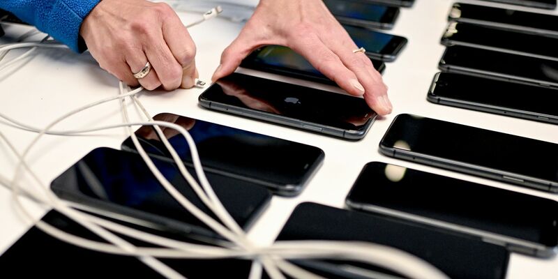 Weniger als ein Fünftel der Verbraucherinnen und Verbraucher in Deutschland haben schon einmal ein Smartphone oder Laptop gebraucht gekauft. - Foto: Britta Pedersen/dpa