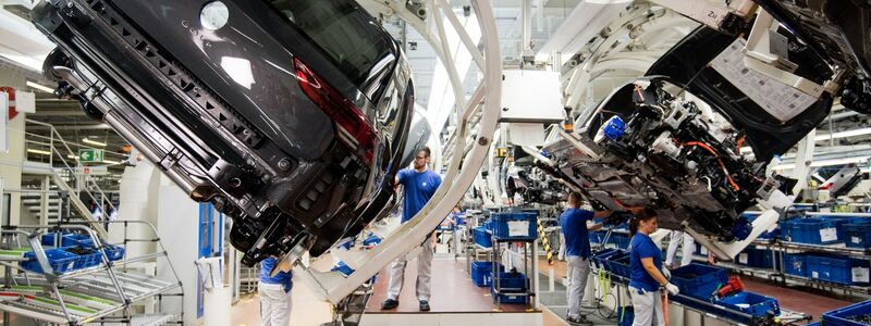 Bei Abgasen und Volkswagen fällt vielen das Wort «Skandal» als Ergänzung ein - die Heimat des Konzerns liegt beim Anteil sauberer Autos allerdings auf dem ersten Platz. - Foto: Julian Stratenschulte/dpa