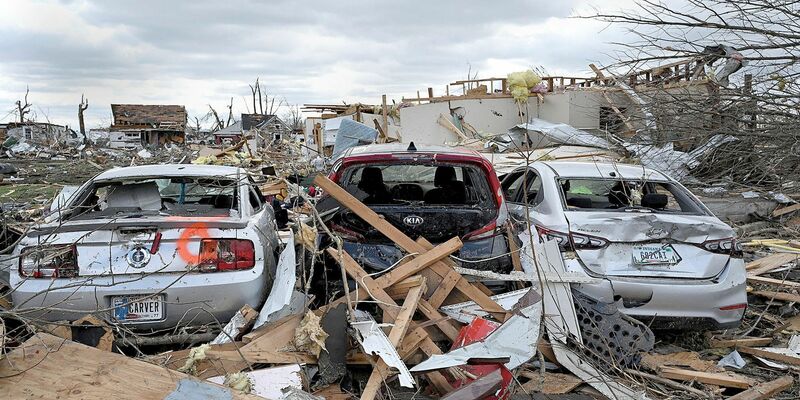 Tornado-Schäden im Mittleren Westen der USA. Die Rückversicherer erwarten, dass schwere Stürme, Hitzewellen und Waldbrände infolge des sich beschleunigenden Klimawandels zunehmen werden. - Foto: Joseph C. Garza/The Tribune-Star/AP/dpa