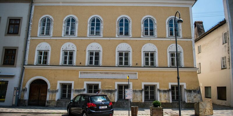 Das Geburtshaus von Adolf Hitler in Braunau. (Archivbild) - Foto: Lino Mirgeler/dpa