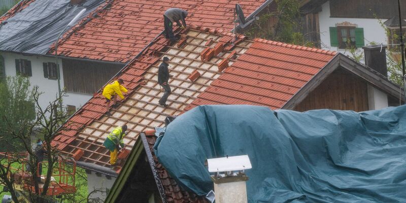 Beschädigte Dächer im bayrischen Bad Bayersoien. - Foto: Peter Kneffel/dpa