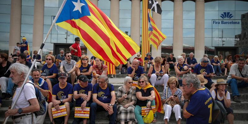 Menschen schwenken Estelada-Fahnen während einer Kundgebung in Barcelona. - Foto: Kike Rincón/EUROPA PRESS/dpa