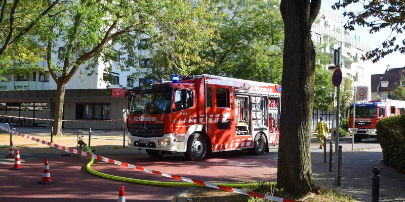 Am Montagnachmittag hatte es im ersten Obergeschoss in dem Seniorenheim gebrannt. - Foto: Julian Buchner/EinsatzReport24/dpa