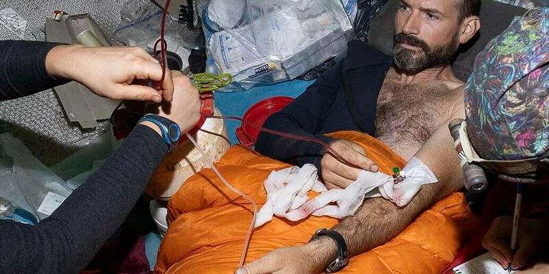 Ein medizinisches Team kümmert sich um Mark Dickey. - Foto: Marton Kovacs/Ungarischer Höhlenrettungsdienst via AP/dpa